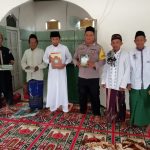 Sholat Jumat Berjamaah, bhabinkamtibmas Polsek Pagimana Serahkan Bantuan Alquran dan Iqra di Masjid