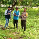 Peduli Lingkungan, Bhabinkamtibmas Lakukan Penanaman Pohon di Bantaran Sungai