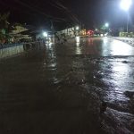 Personil Polsek Pagimana Terjun ke Lokasi Banjir di Desa Bondat