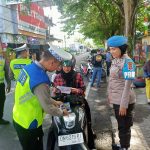 Hari Pertama Operasi Keselamatan Tinombala 2023, Polres Banggai Bagikan Ratusan Leaflet dan Puluhan Stiker