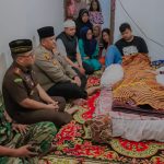 Wujud Bela Sungkawa, Kapolres Banggai Melayat ke Rumah Anggotanya yang Meninggal Dunia