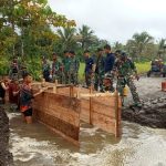 Tanpa Kenal Lelah, Pembuatan Plat Duiker Terus Dikebut Satgas TMMD