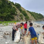 Bersama Warga, Bhabinkamtibmas Bersihkan Sampah di Sekitaran Obyek Wisata Pulo Dua