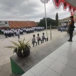 Jadi Pembina Upacara di Sekolah, Bhabinkamtibmas Polsek Luwuk Minta Pelajar Tidak Lakukan Bullying