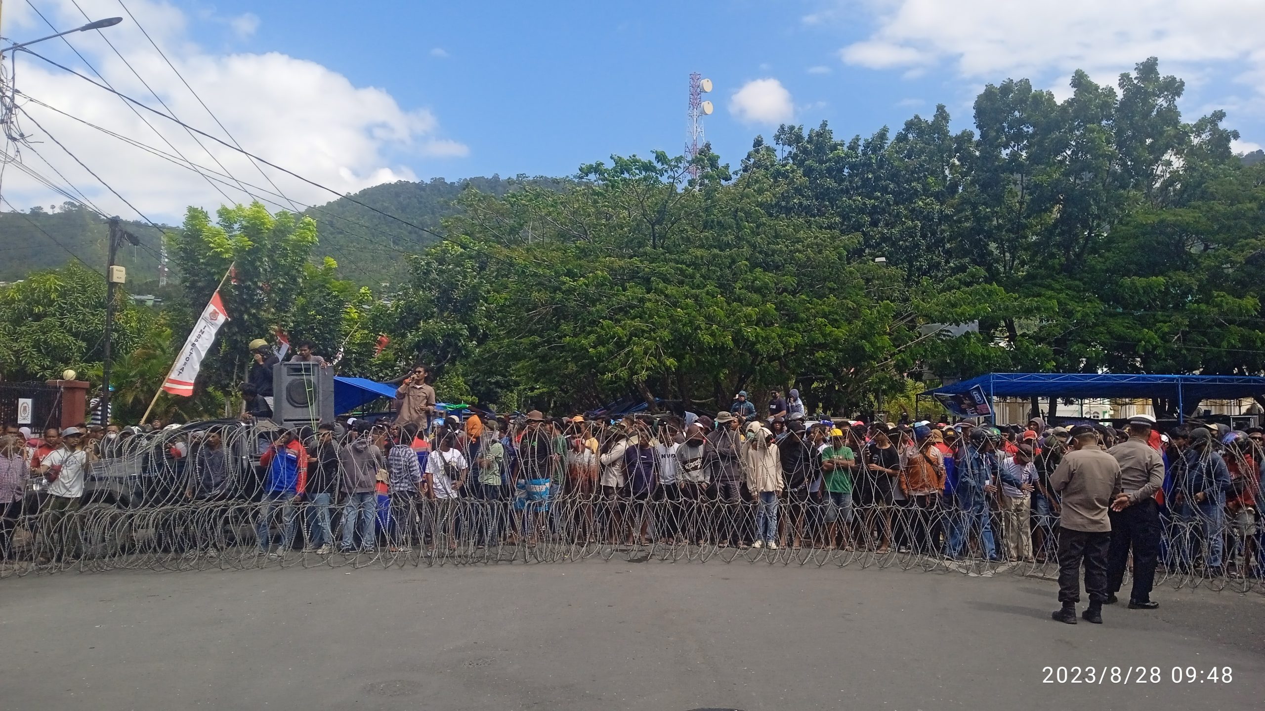 Aliansi mahasiswa dan buruh di depan kantor DPRD Banggai