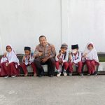 Potret Kedekatan Bhabinkamtibmas Polsek Batui Dengan Anak Sekolah