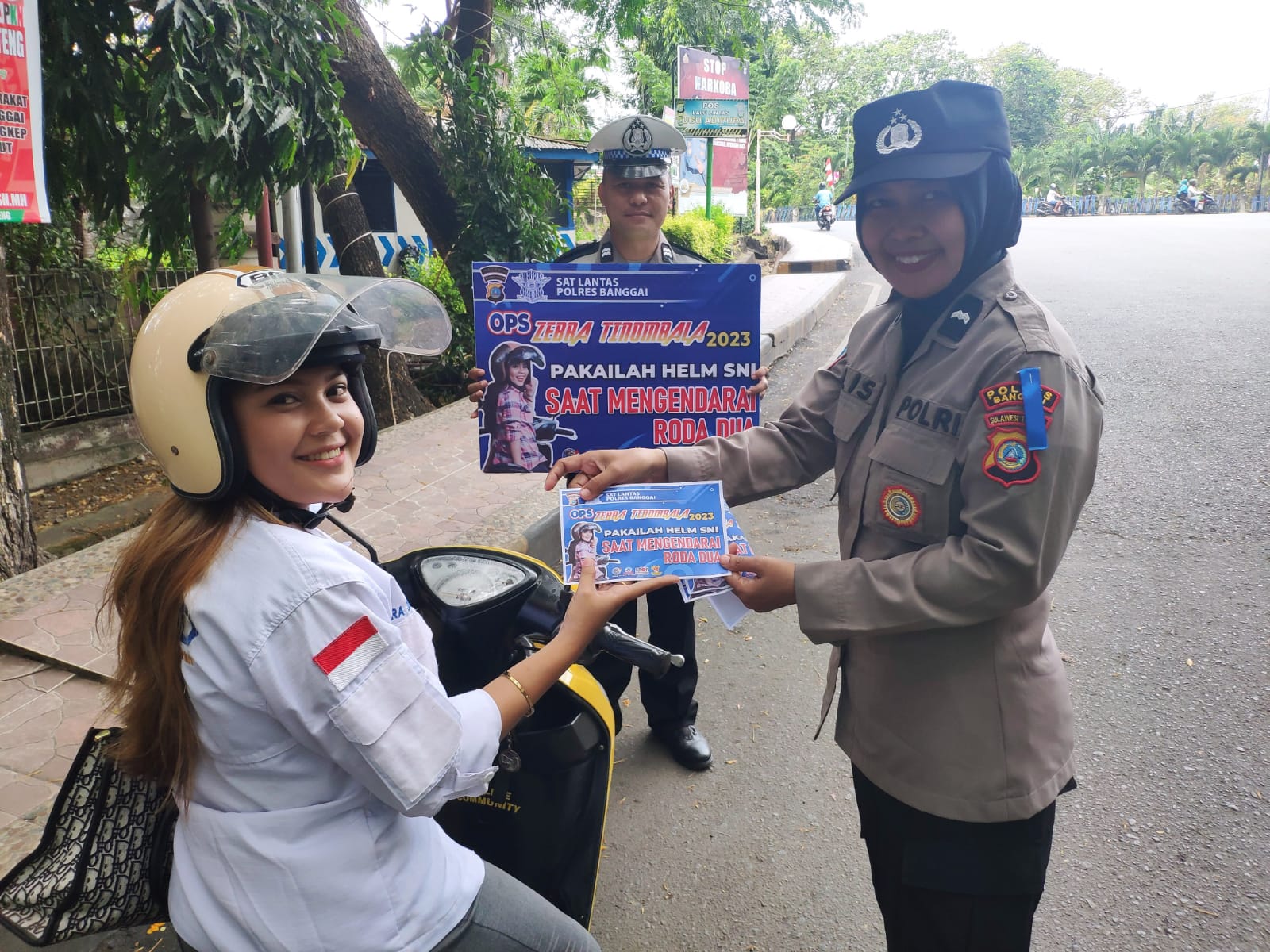 Di hari ketujuh pelaksanaan Operasi ZebraTinombala 2023, personel Polres Banggai terus menggelar Kampanye Keselamatan berkendara dan berlalu lintas di jalan raya.