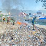 Beri Dukung Untuk Pemerintah Daerah Raih Penghargaan Adipura, Kodim 1308/LB Bersihkan Sampah di Pasar Simpong