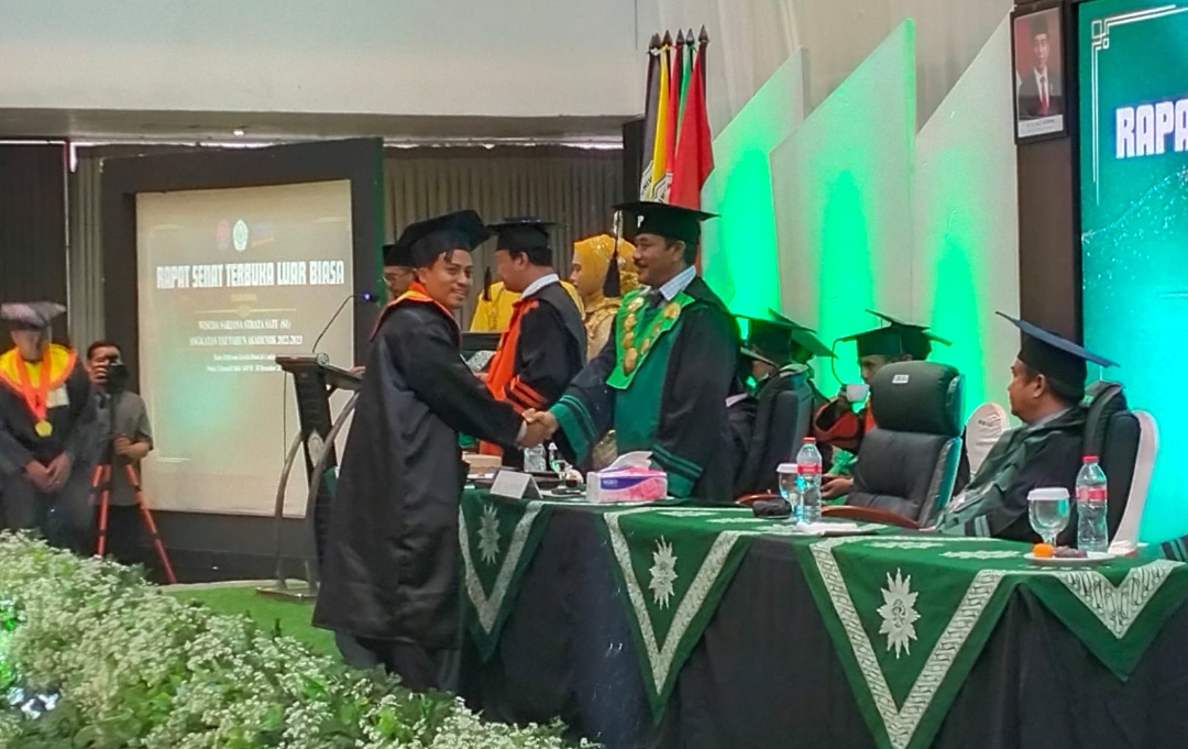 Prosesi Wisuda Angkatan XXI Unismuh Luwuk Banggai Tahun Akademik 222-2023, di Hotel Estrella Luwuk, Senin 18 Desember 2023.