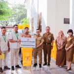 Bupati Banggai Terima Bantuan CSR 50 Pcs Tempat Sampah Dari Kalla Toyota