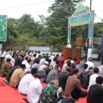 Ratusan Umat Muslim Sholat Id di Halaman Makodim 1311 Morowali