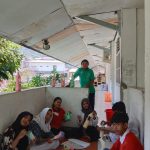 TIM KM7 SMK Cokroaminoto Olah Botol Bekas Jadi Tanaman Gantung