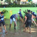 Warga Binaan Lapas Kolonodale Ikut Bantu Bersihkan SD Al-Khairaat Pasca Banjir