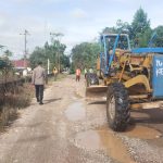 Dengar Keluhan Warga, Kapolsek Lembo Gerak Cepat Perbaiki Jalan Pasar Baru Beteleme