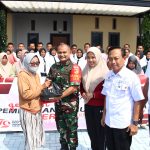 Jelang HUT 79 NKRI, Dandim 1311 Morowali Bersama Kesbangpol Serahkan Ribuan Bendera Merah Putih Kepada Masyarakat