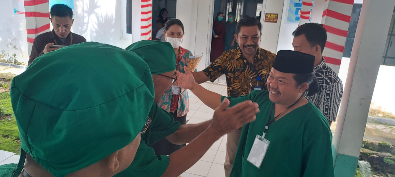 Calon Bupati Sugianto Tamoreka terlihat akrab dengan pasangan calon kandidat Yutdam Mudin dan Tamin Djopau saat pemeriksaan kesehatan di RSUD Trikora Salakan, Sabtu 31 Agustus 2024.