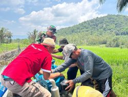 Babinsa Bantu Petani Desa Tiu dengan Pompa Air dari Kementerian Pertanian