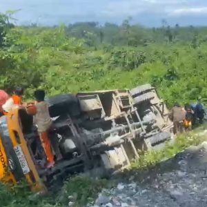 Mobil Pengangkut Anak Sekolah Terbalik, 2 Dilarikan ke RSUD Luwuk